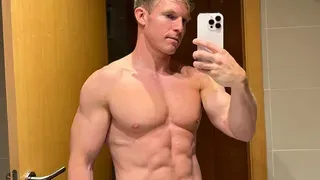 Fitness Model Ryan Whitelaw is Just Peachy on Social Media